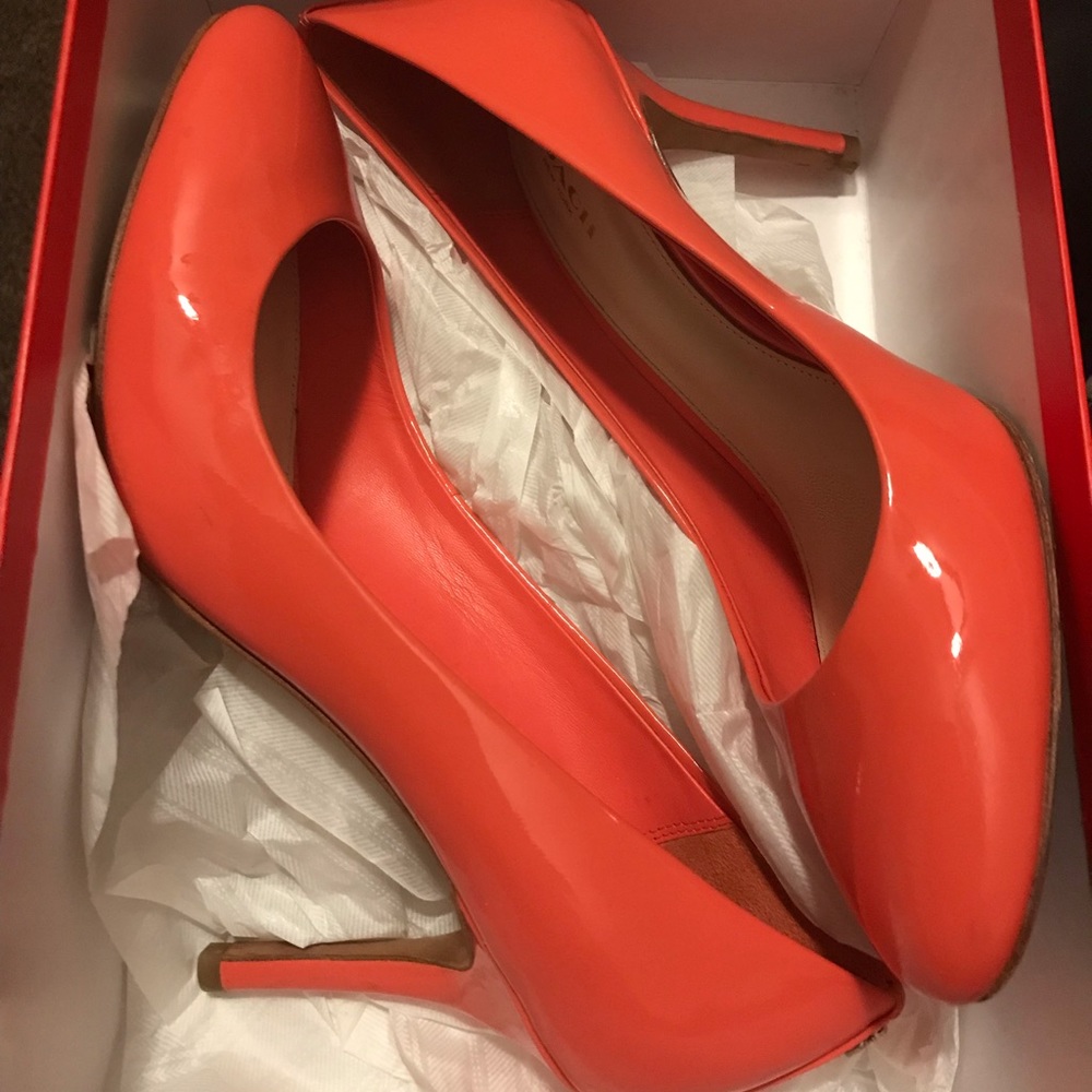 Coral coach pumps
